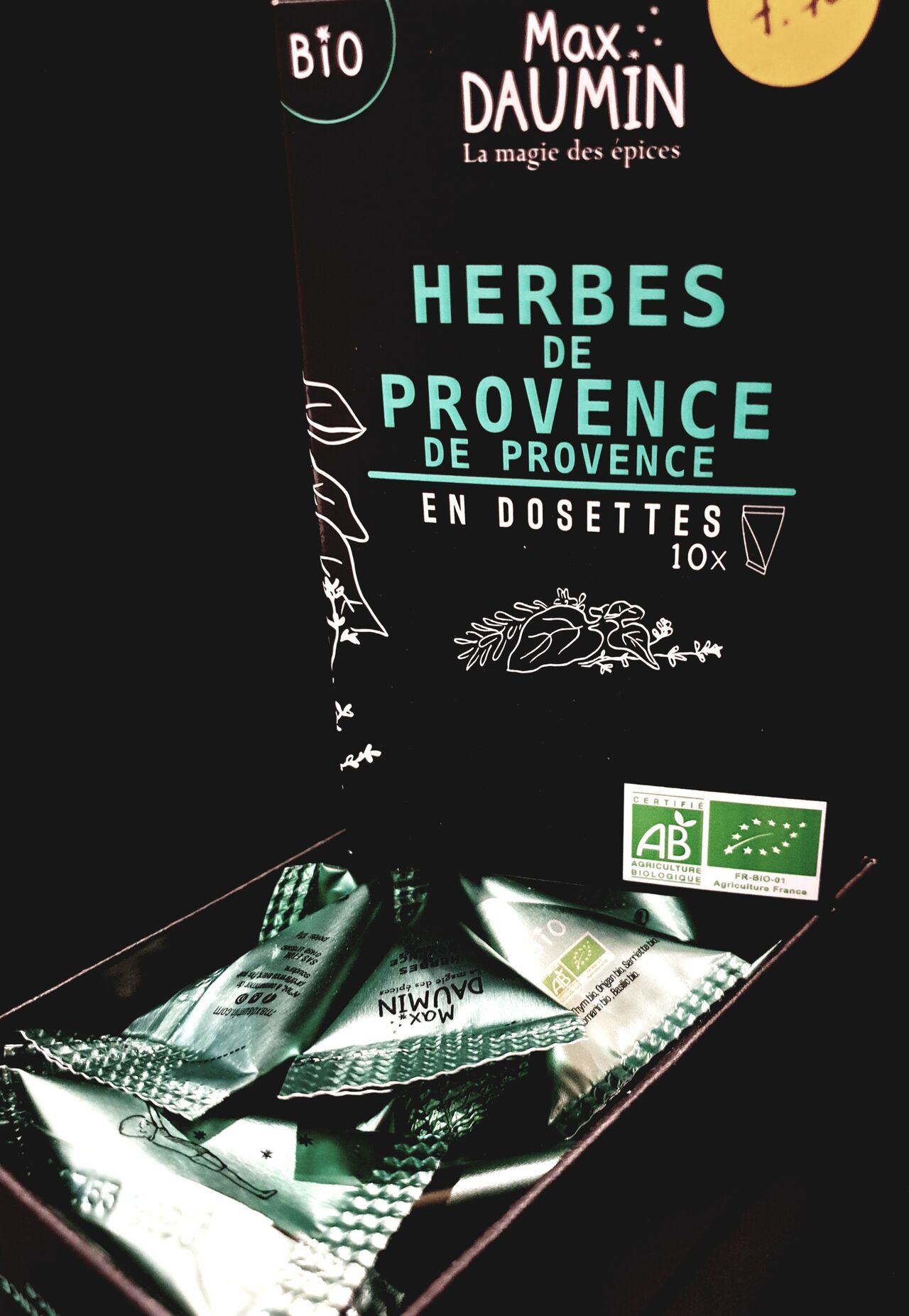 HERBES DE PROVENCE, 26% d'origan, 26% de Romarin,26% de Sarriette, 19% de Thym et 3% de Basilic.