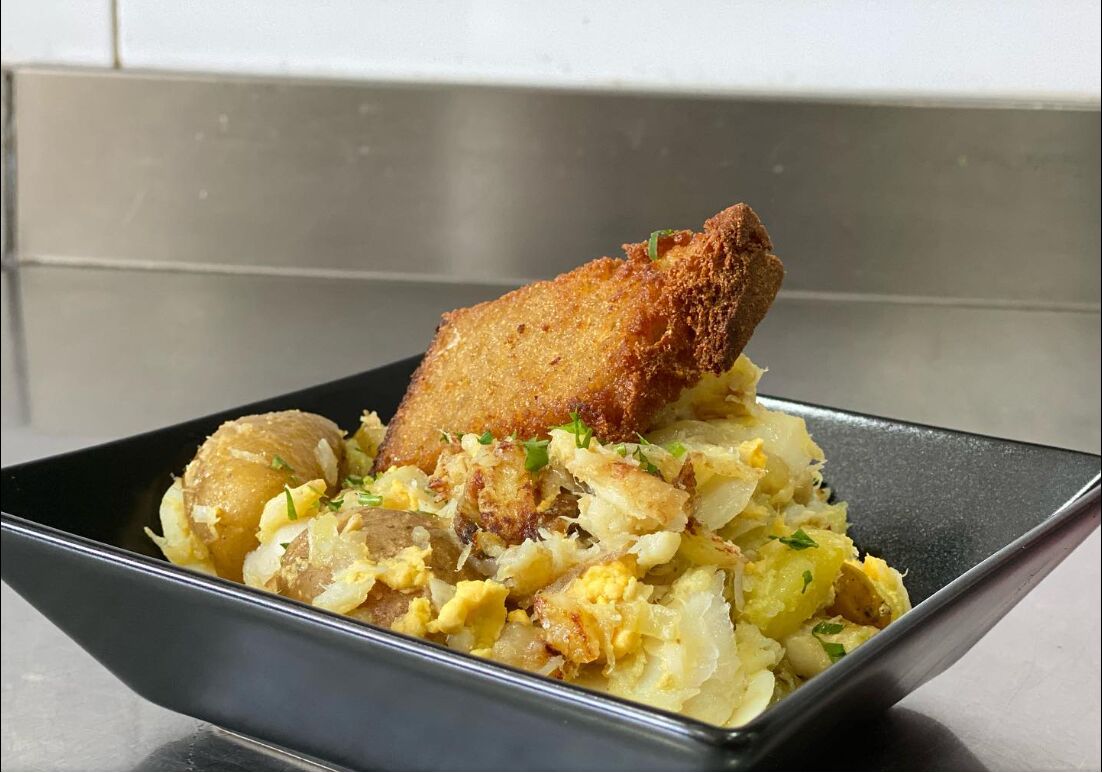 Bacalhau em cama de grelos e broa frita