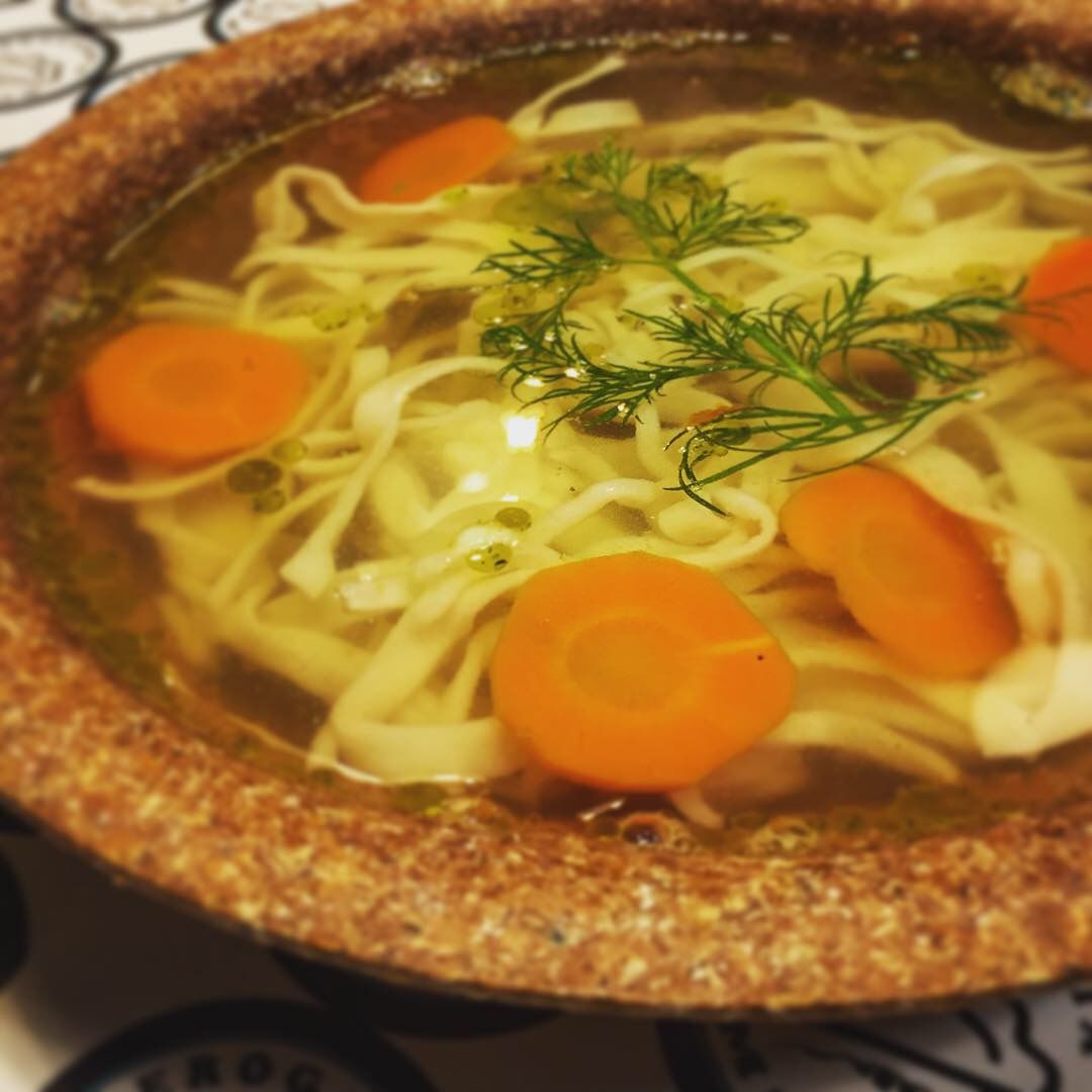 Rosół drobiowy z domowej roboty makaronem