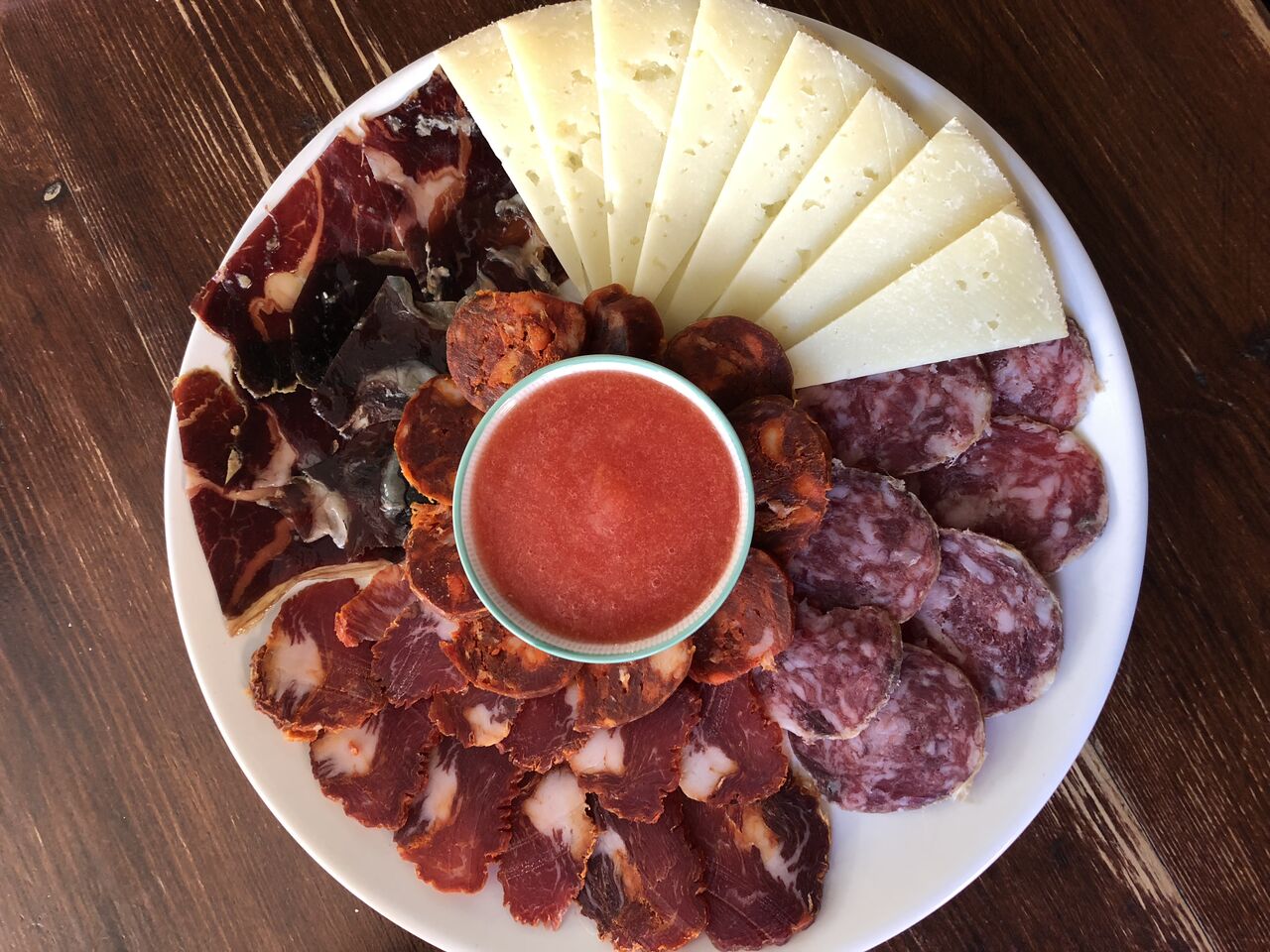 Ibéricos de bellota, cecina y chorizo de león. Queso curado.