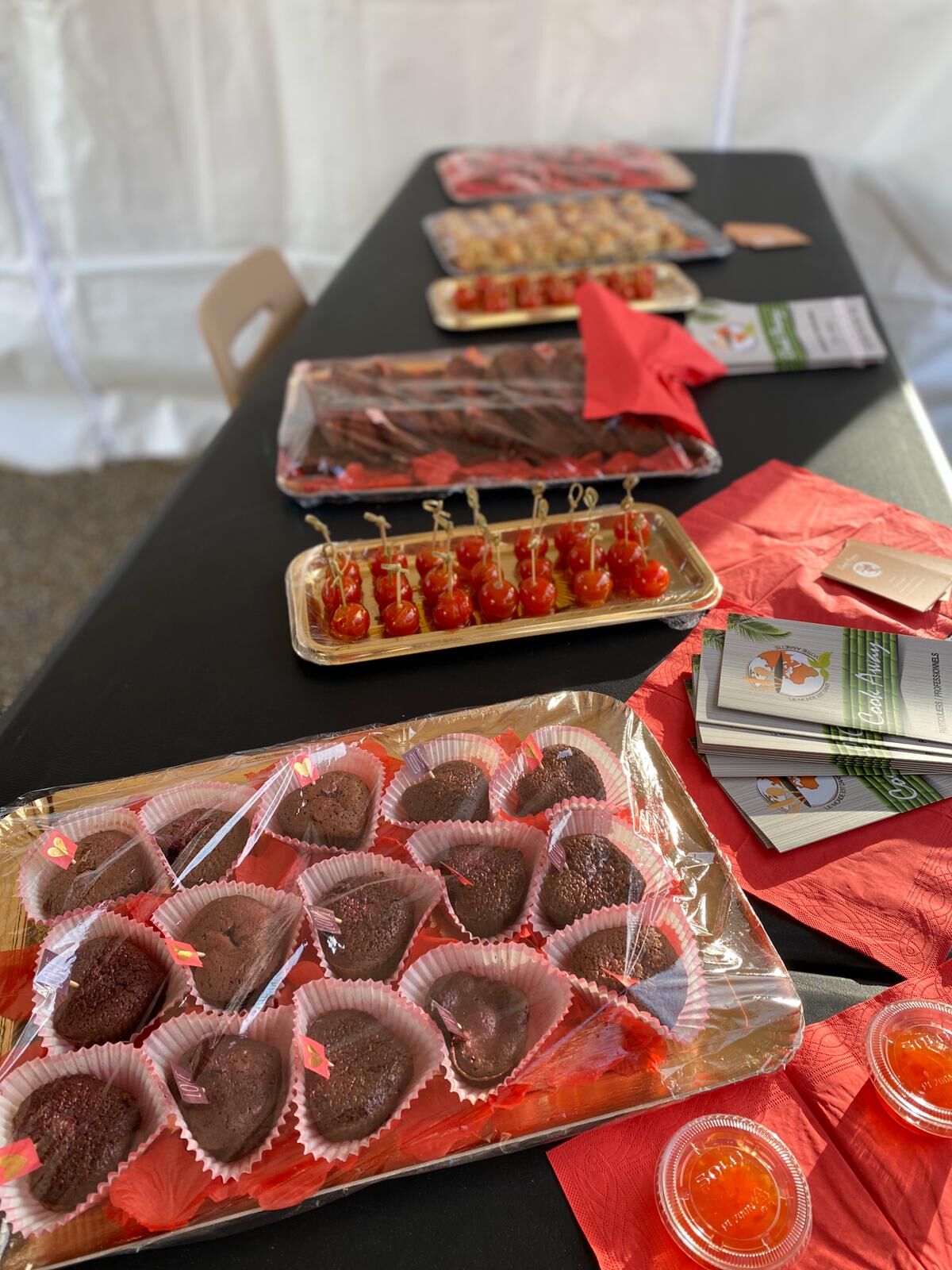 Moelleux chocolat coeur , mini pommes d’amour, feuilletés etc... 100% faits maison et produit frais !