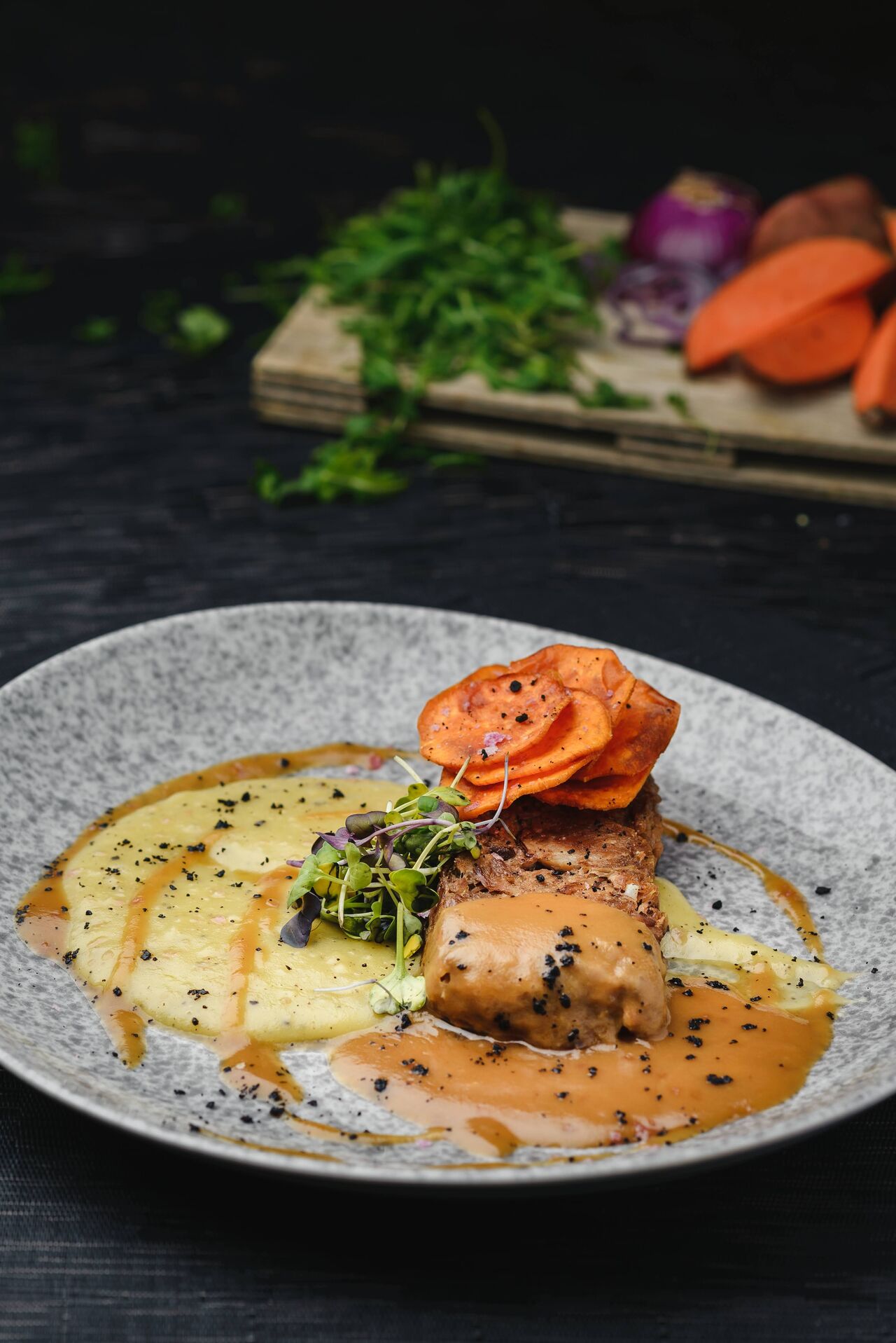 Lingote de carne de costillas de cerdo ibérico hecho a baja temperatura con puré de patata trufado y salsa Esmeraldas