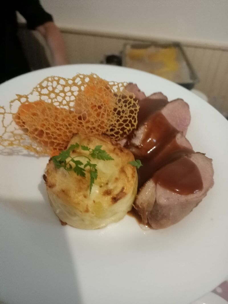 Filet de canard sauce miel et framboise accompagné de son gratin dauphinois et purée de carotte aux fines herbes