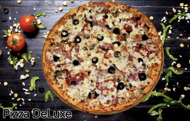 Sos rosii, mozzarella, bacon, salam, ciuperci, ardei, măsline, branza telemea.