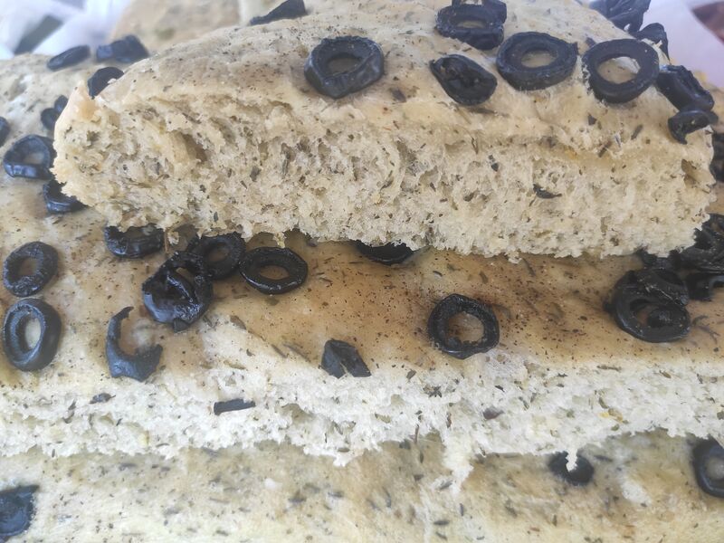 Part de foccacia au thym et olives noires 3 €