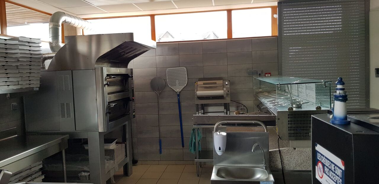 Four à pizza et espace de préparation