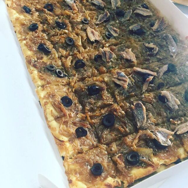 A l'apéro, une spécialité niçoise: la pissaladière!