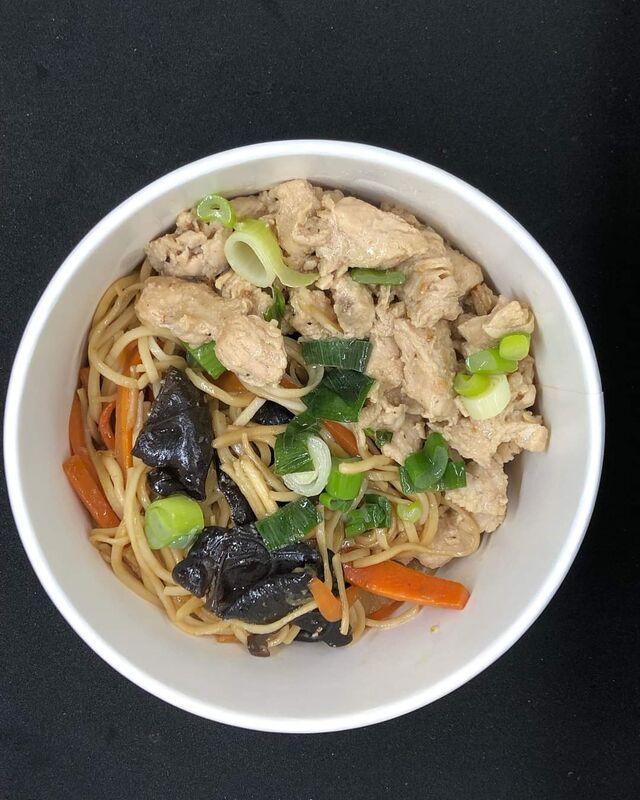 Nouilles sautées au poulet 