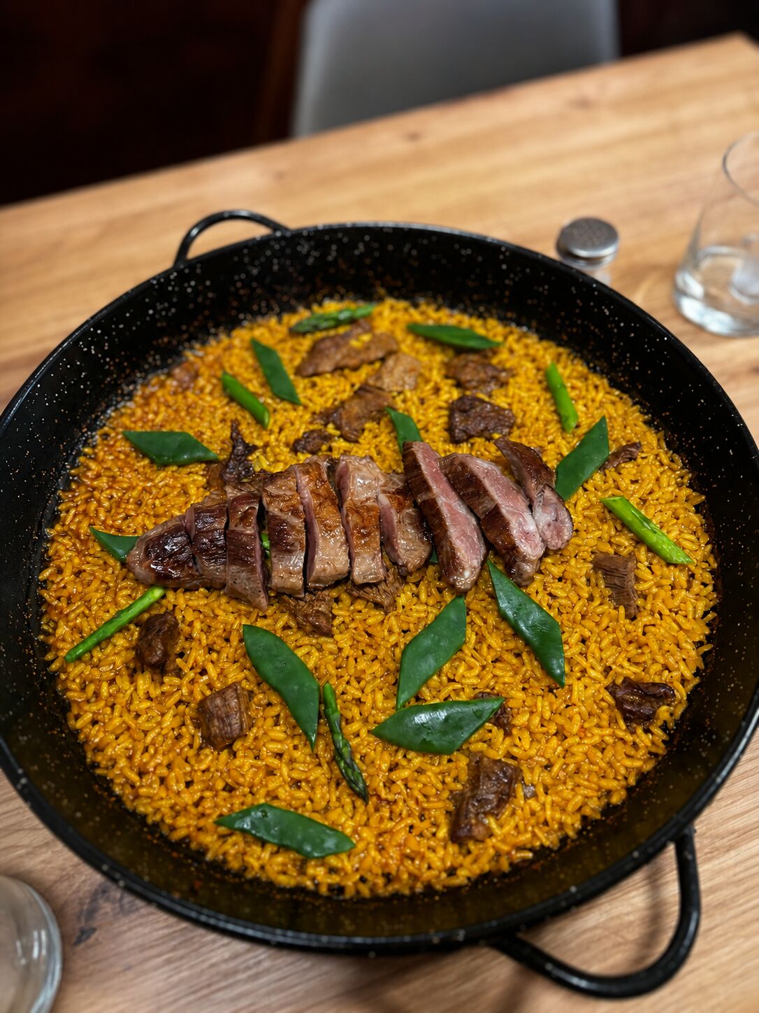 Arroz con pluma ibérica y verduras de temporada 