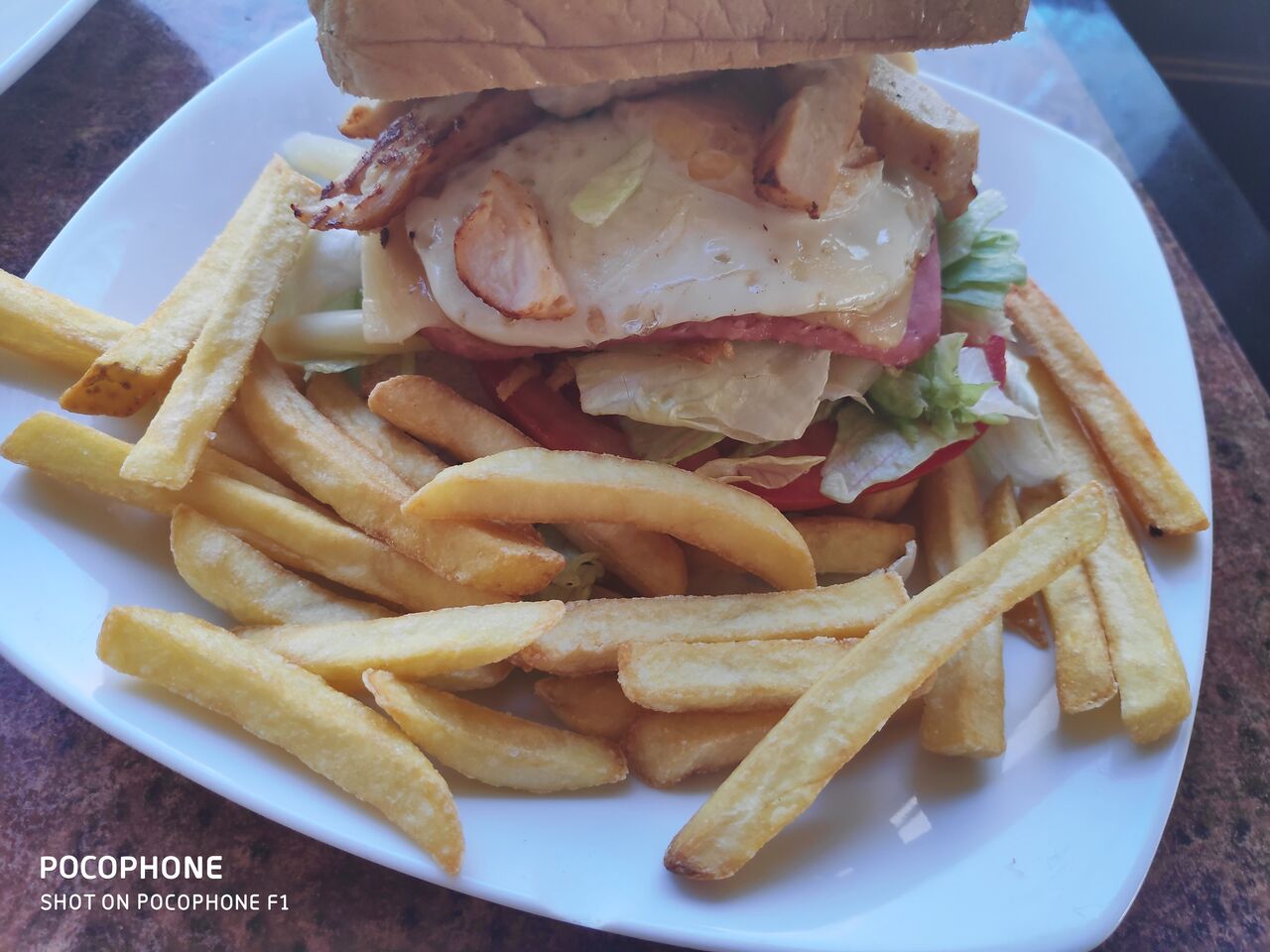 S. Escaño :lechuga, tomate, huevo, pollo en laminas