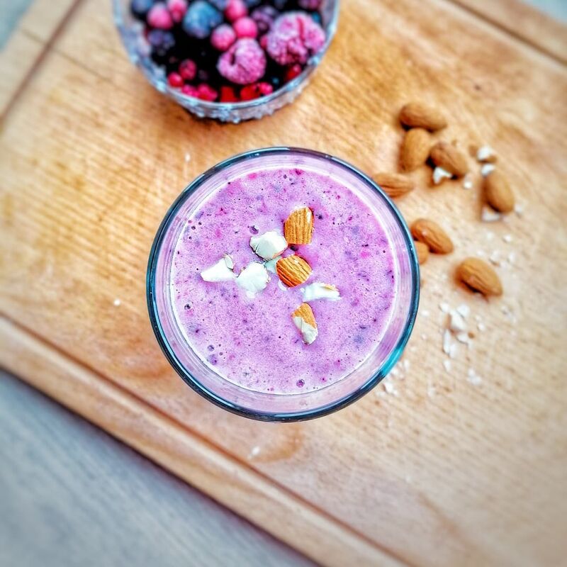 Smoothie fruits rouges maison en été