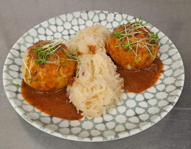 Hausgemachte Hascheeknödel mit Gulaschsaftl und Sauerkraut