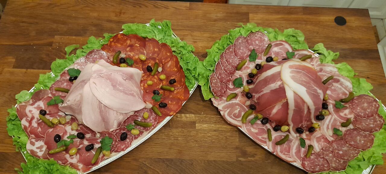 Buffet froid: Jambon cuit, cru, chorizo, coppa, pancetta ,saucisson. 12 € la part ( photo non contractuelle )