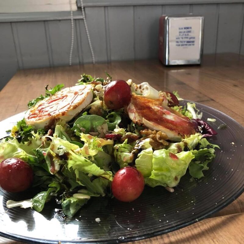 ENSALADA CON QUESO DE CABRA