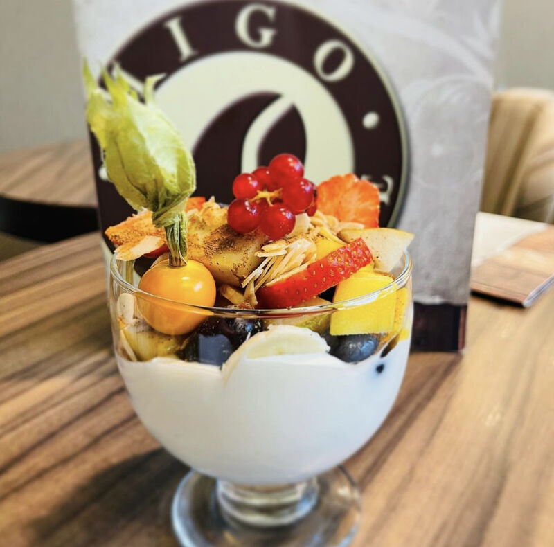 Griechischer Joghurt mit frischen Obst, Honig, Mandeln und Himt