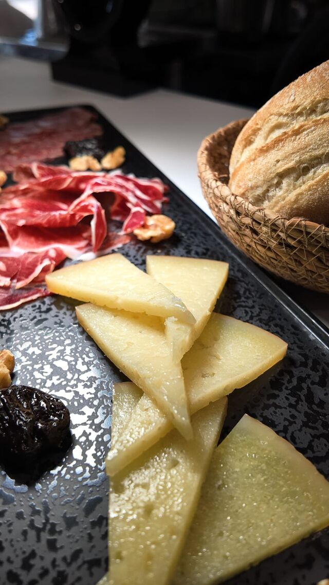 // Sausage and Cheese Board //