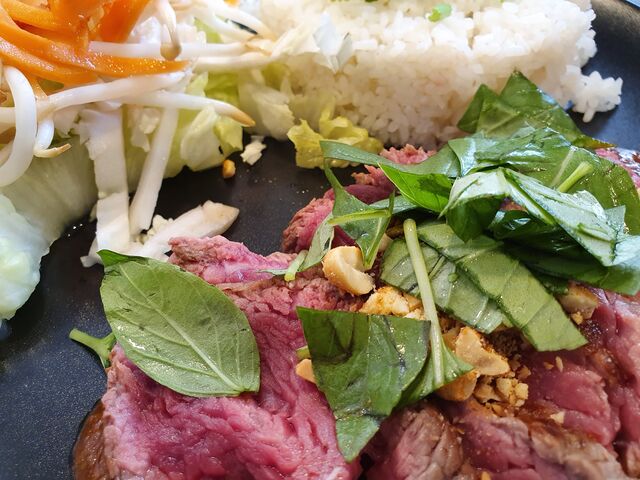 Tigre en pleure Tataki de Cœur de Rumsteak just snacké, servi avec sauce épicée thaïe et Riz blanc