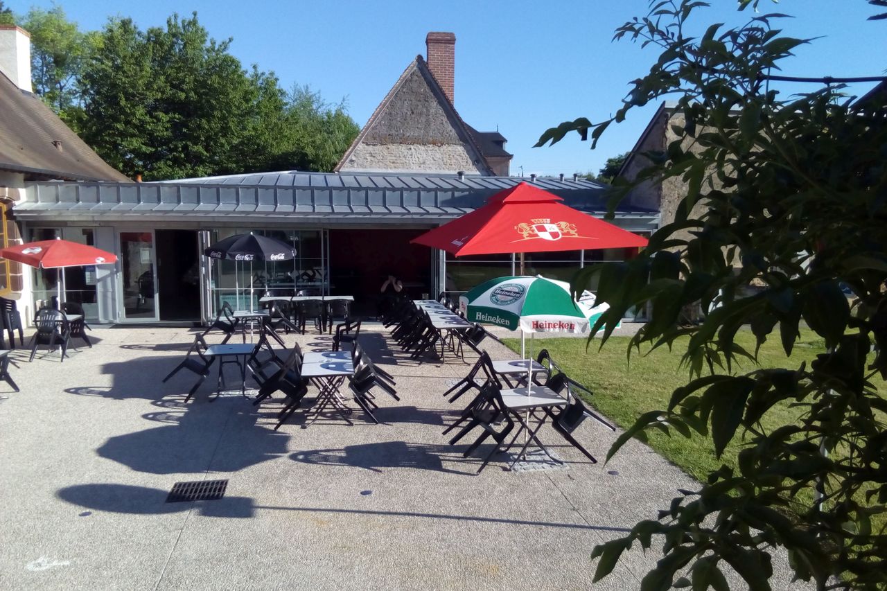 Une grande terrasse ensoleillée
