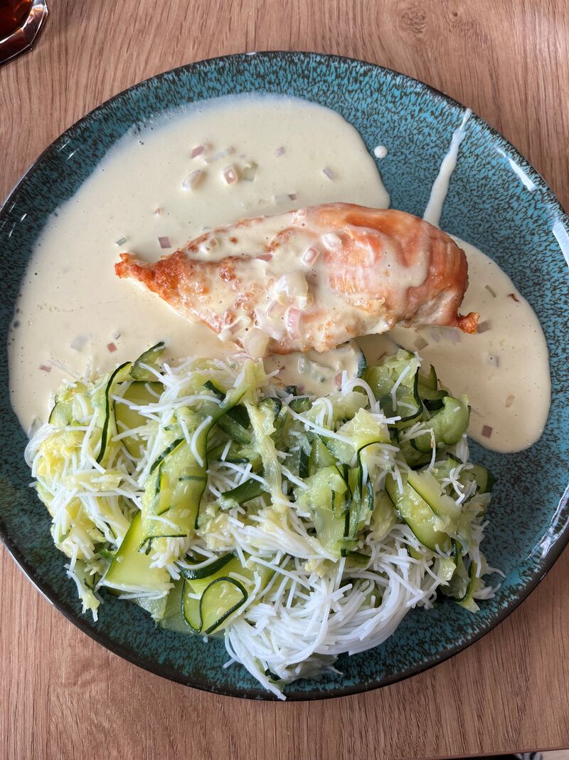 Assiette proposé au menu du midi ( filet de poulet pattes de courgettes et pattes de riz avec sauce ) 