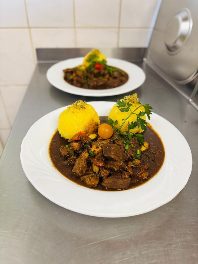 Schwarzbiergulasch mit Thüringer Klößen