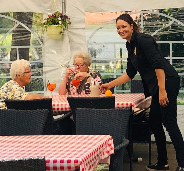 Genießen Sie auf der Terrasse ein kühles Getränk