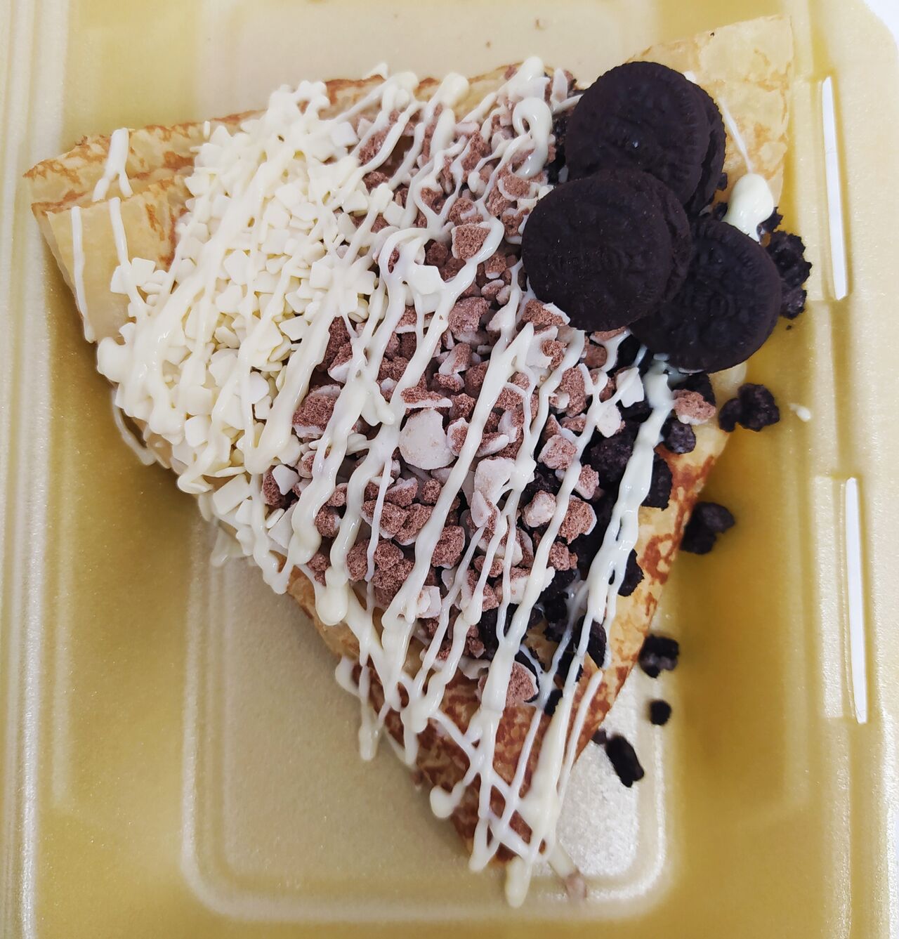 Crepe con salsa de chocolate blanco, Oreo, Filipinos, y escamas de chocolate blanco ?