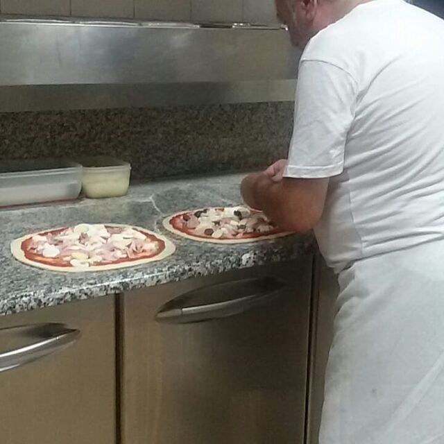 Il Nostro pizzaiolo e titolare all'opera