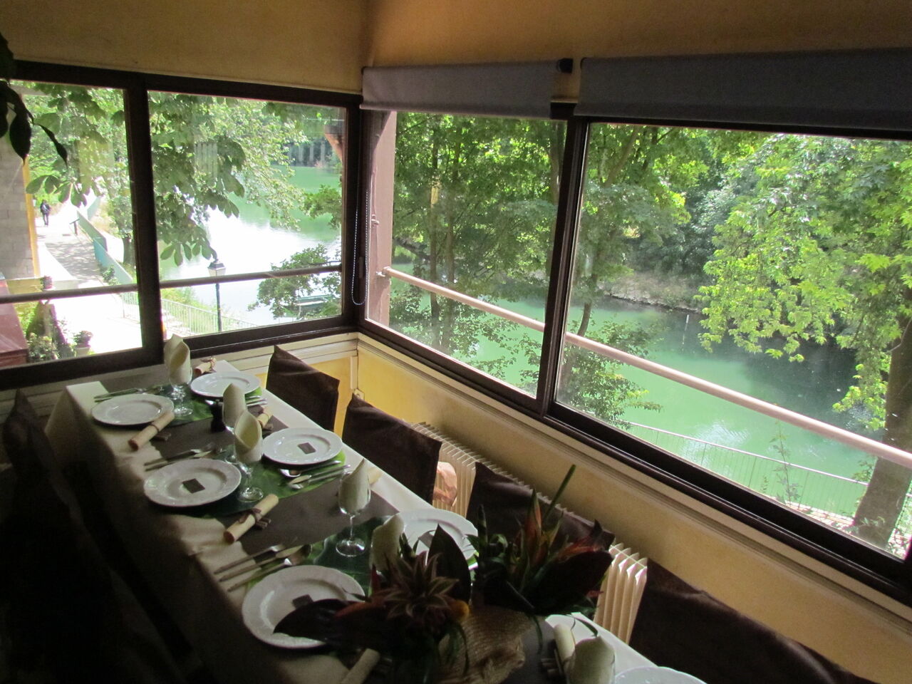 Le chalet reste ouvert toute l'année pour que vous puissiez déjeuner ou dîner au bord de la marne dans ce lieu exceptionnel 