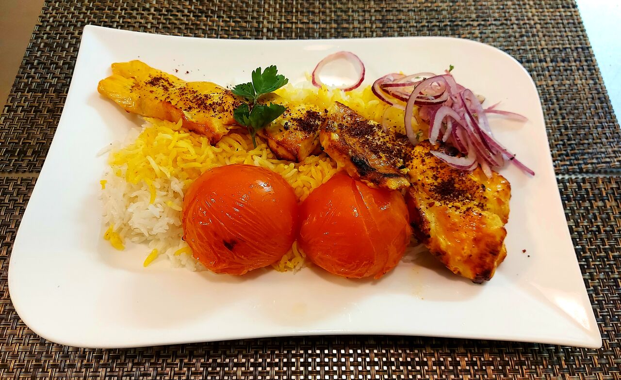 Djoojeh Kabab
In Spezialmarinade & Safran eingelegtes Hähnchenbrustfilet, zart am Spieß gegrillt, dazu Basmati-Safranreis