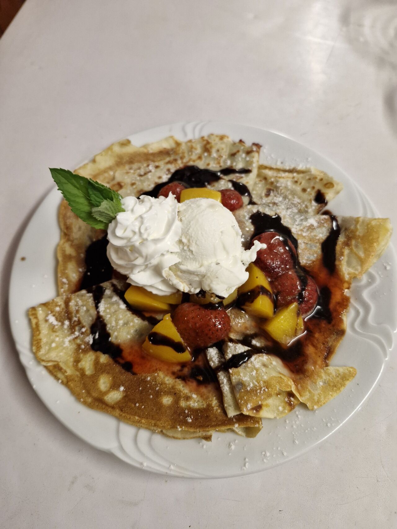 Palačinky s ovocem a šlehačkou