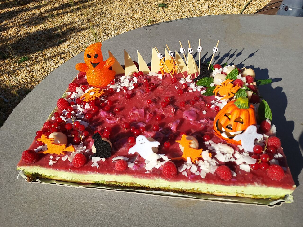 gateau pour halloween , pistache , framboise et litchee