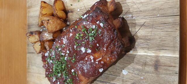 Costillar de Cerdo a la Barbacoa con papatas gajo