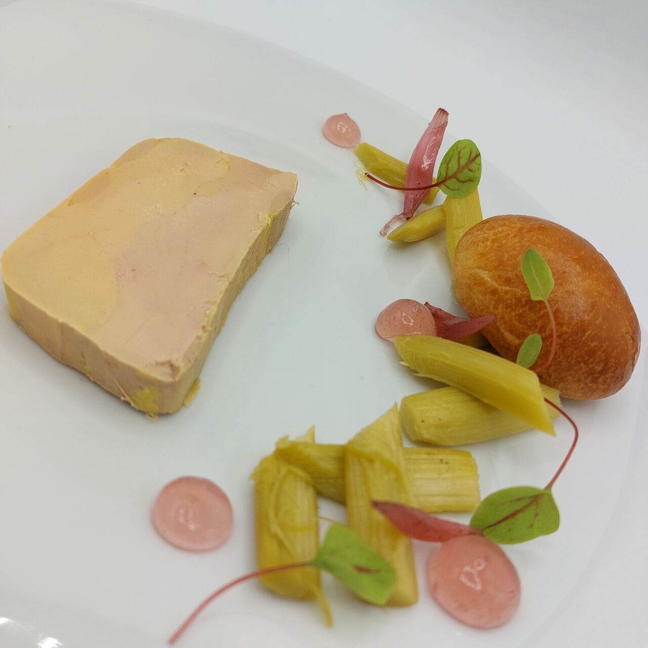 Foie gras de canard français, rhubarbe pochée, gel de Cerdon rosé ...