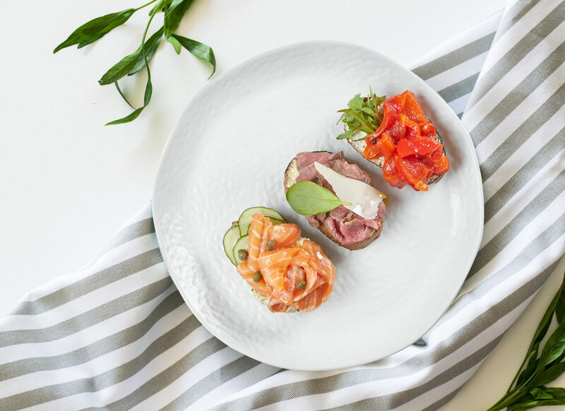 Тріо брускет (брускета з печеним перцем, брускета з лососем, брускета з яловичиною)