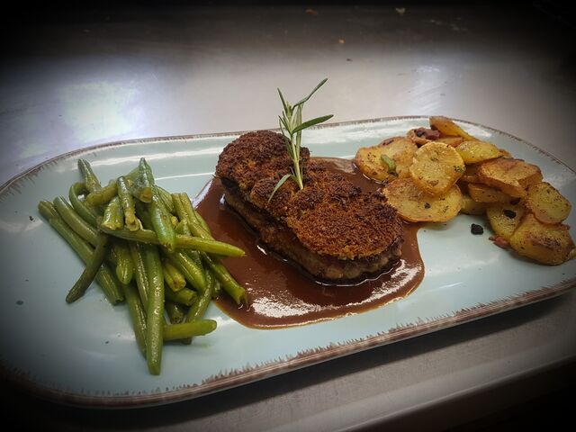 Rumpsteak, medium, mit grünen Bohnen und Bratkartoffeln 