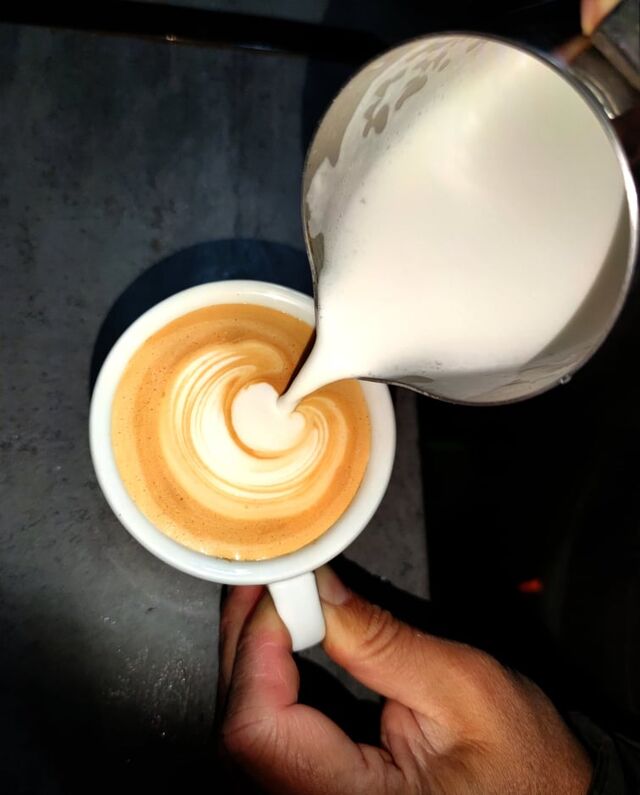 Découvrez nos ateliers de latte art et venez pratiquer cet art. Pour plus d'information nous contacter.