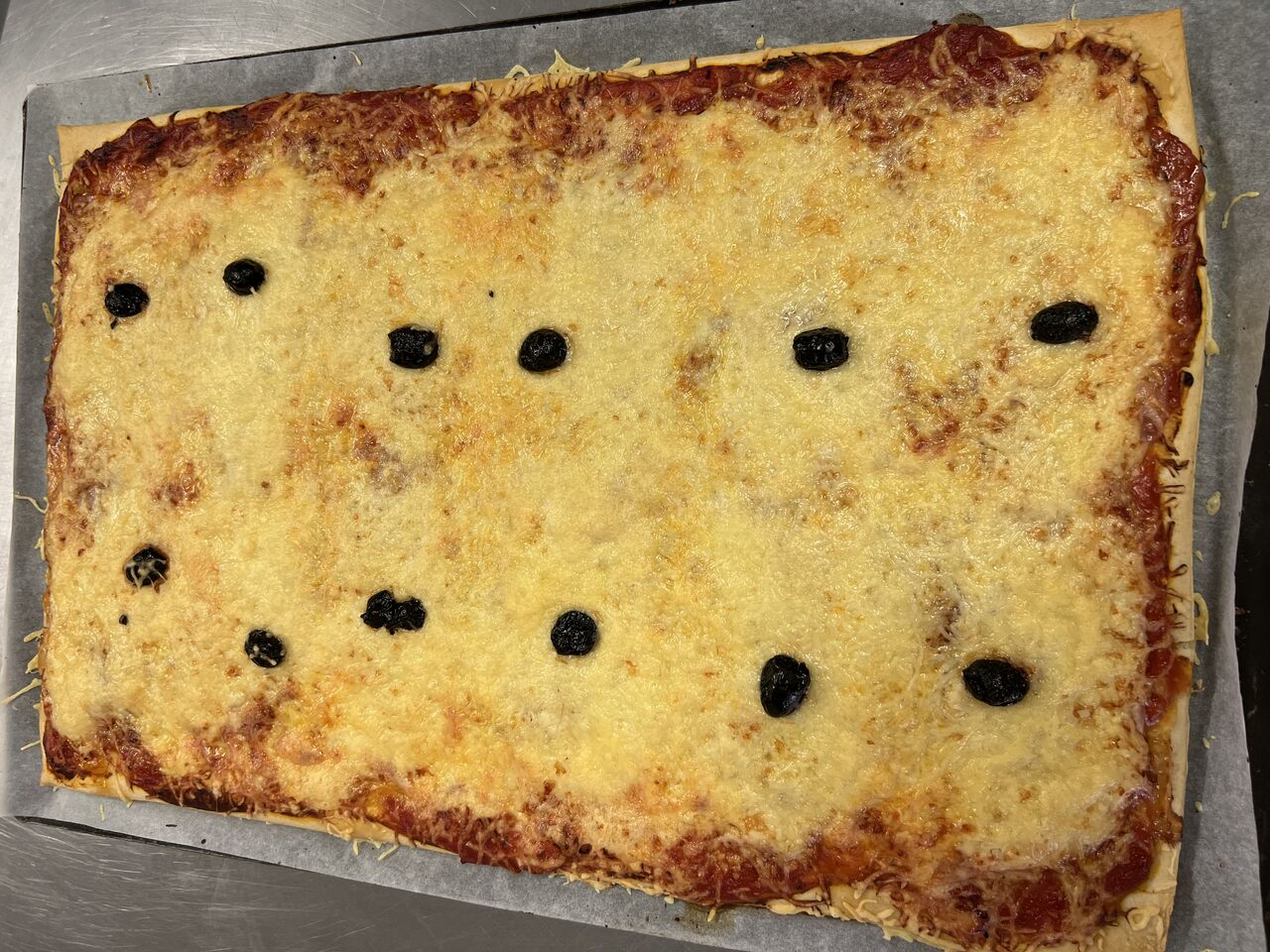 plaque de pizza au jambon