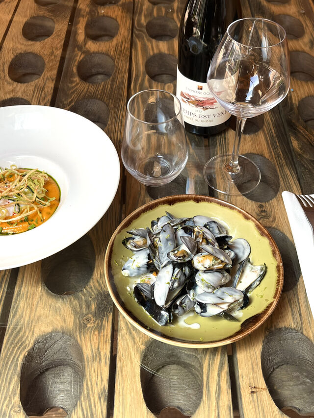 Moules servies glacées, sauce césar au jus de coquillage 