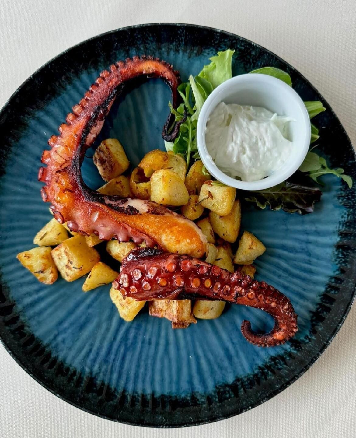 Polpo rosticciato con patate e tzatziki