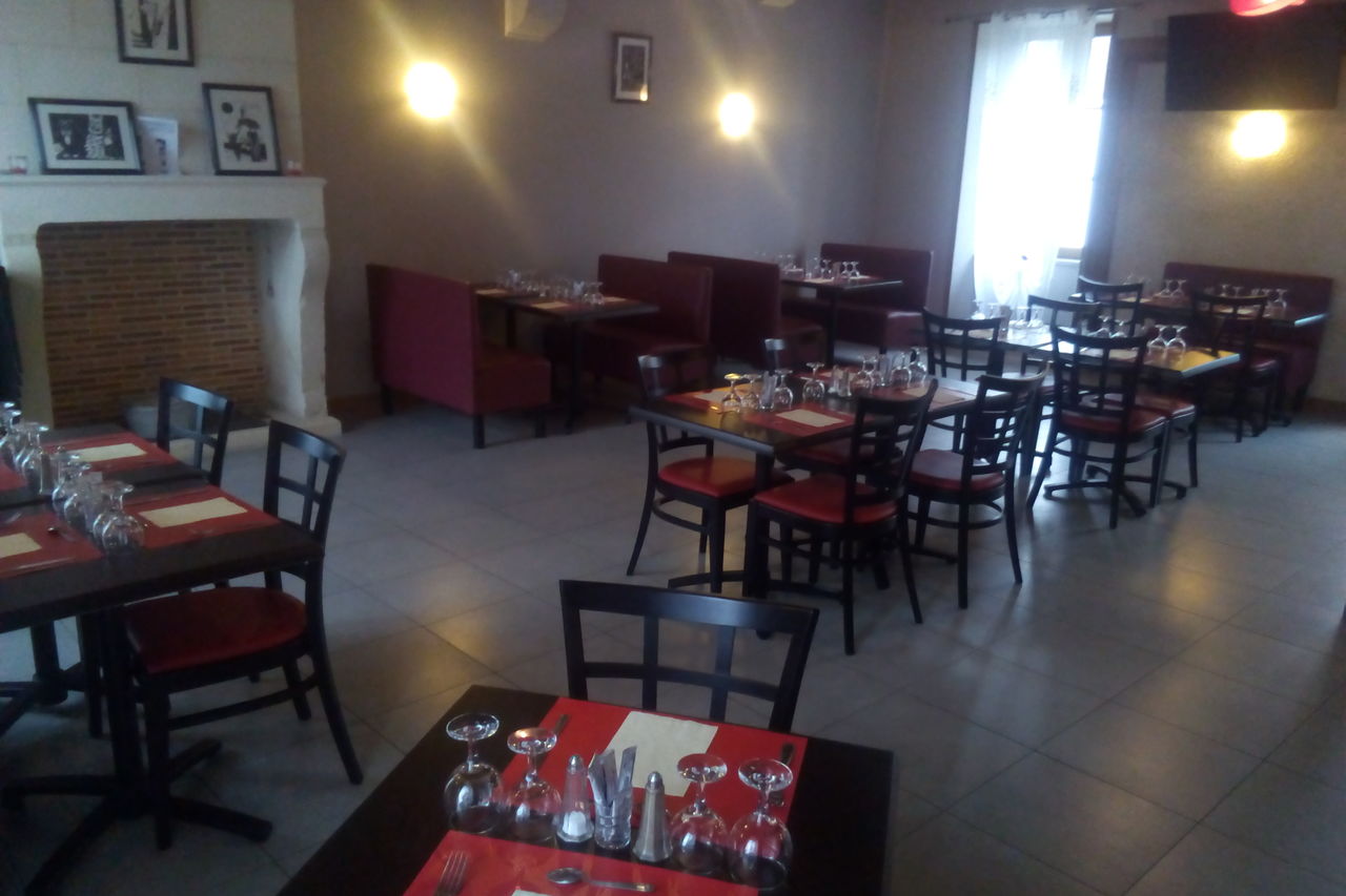 Une grande salle de restaurant
