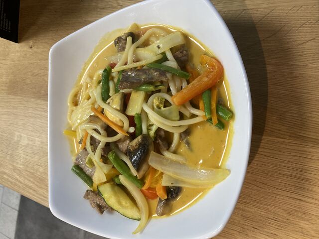 Udonnudeln im Erdnuss-Thai Rote Curry mit Rindfleisch 