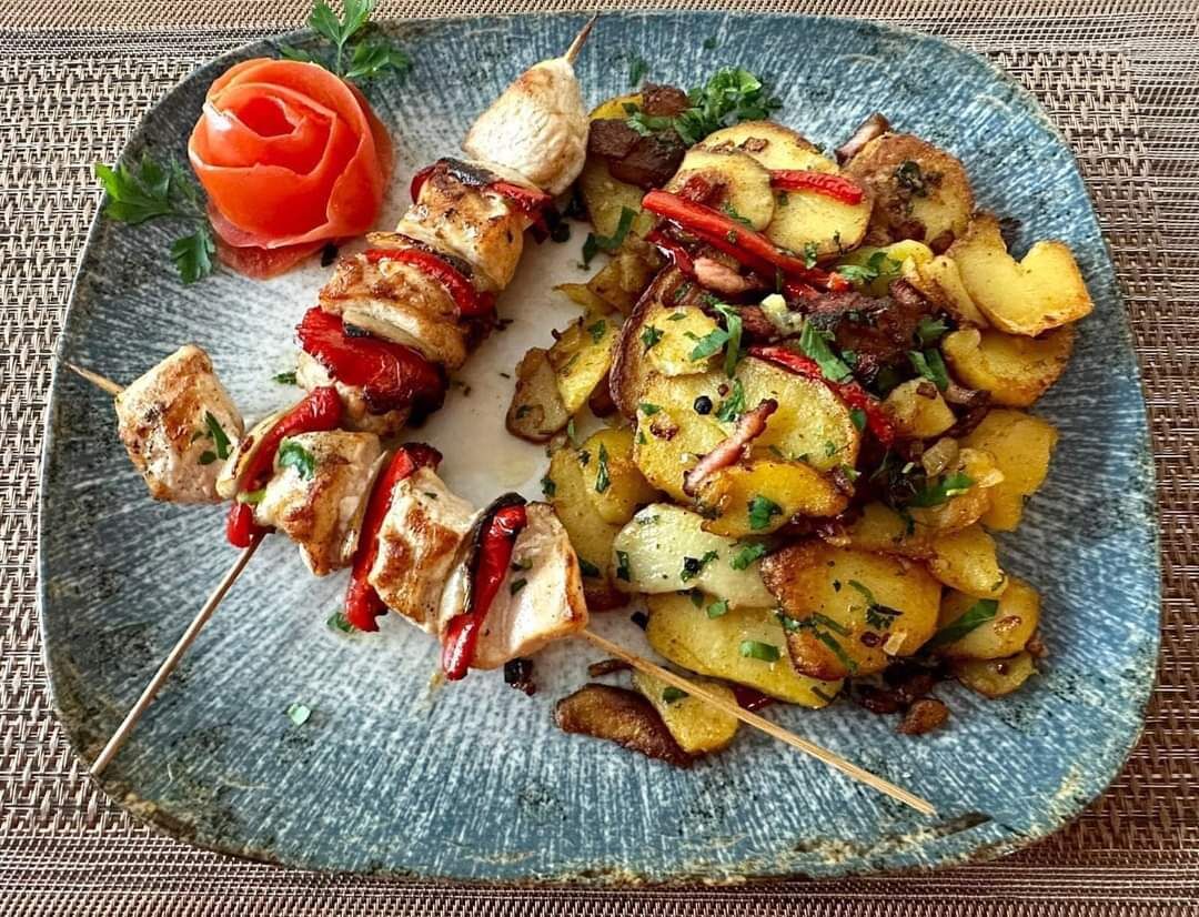 Frigarui din Pui cu Cartofi Copti