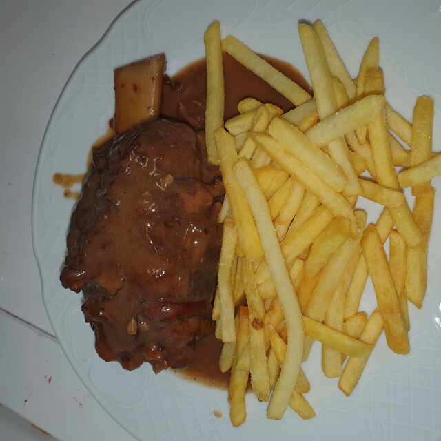 Codillo en salsa menu del día segundo plato