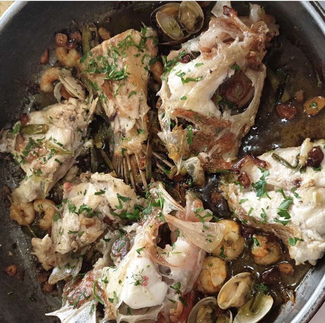 Gallo a la plancha frito con ajetes