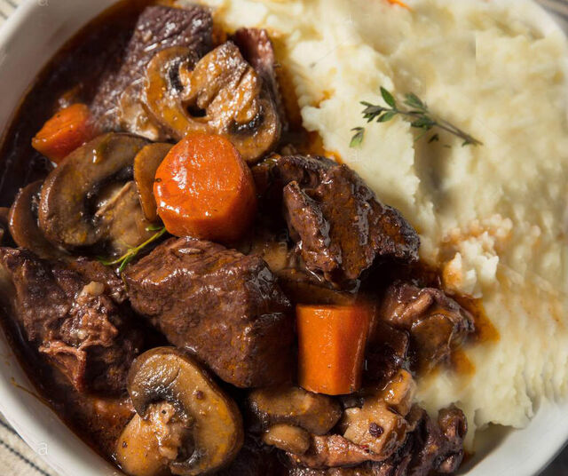 BOEUF BOURGUIGNON TRADITIONNEL ET SON ECRASEE DE POMMES DE TERRE