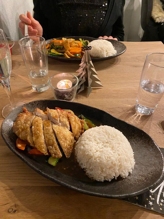 Knuspriges Hähnchen auf dunkler Soße und Reis 