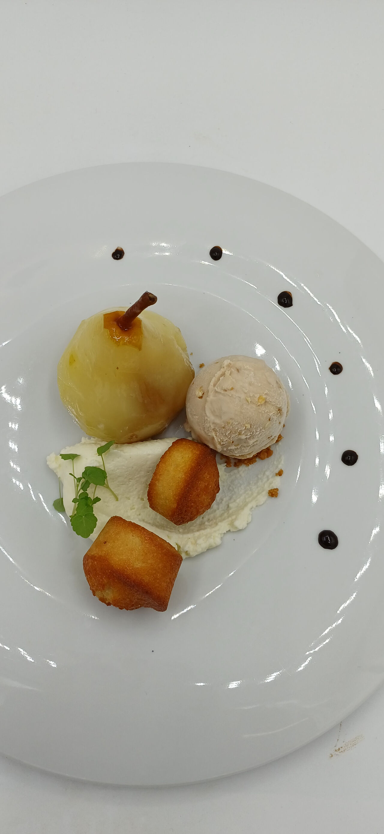 Poire pochée à la fève de Tonka ...