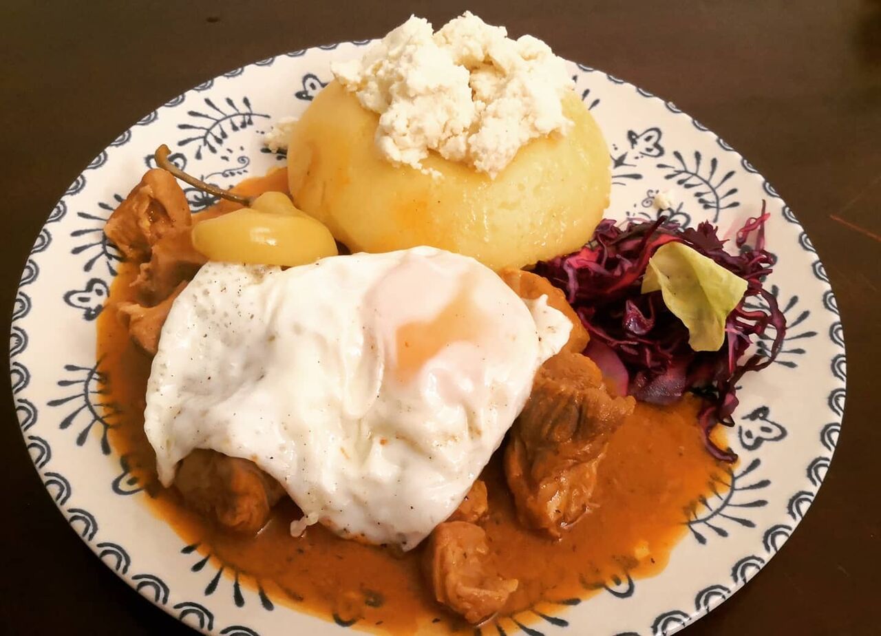 Tipsia mocăneasca
Tochitură din carne de porc și cârnați afumați cu cou ochi si mamaliga aburinda
