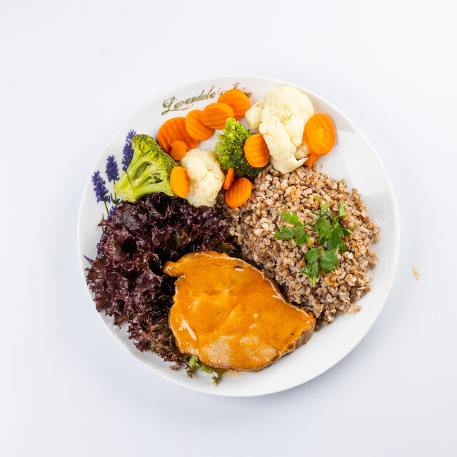 Pieczeń w sosie z kaszą gryczaną i warzywami gotowanymi