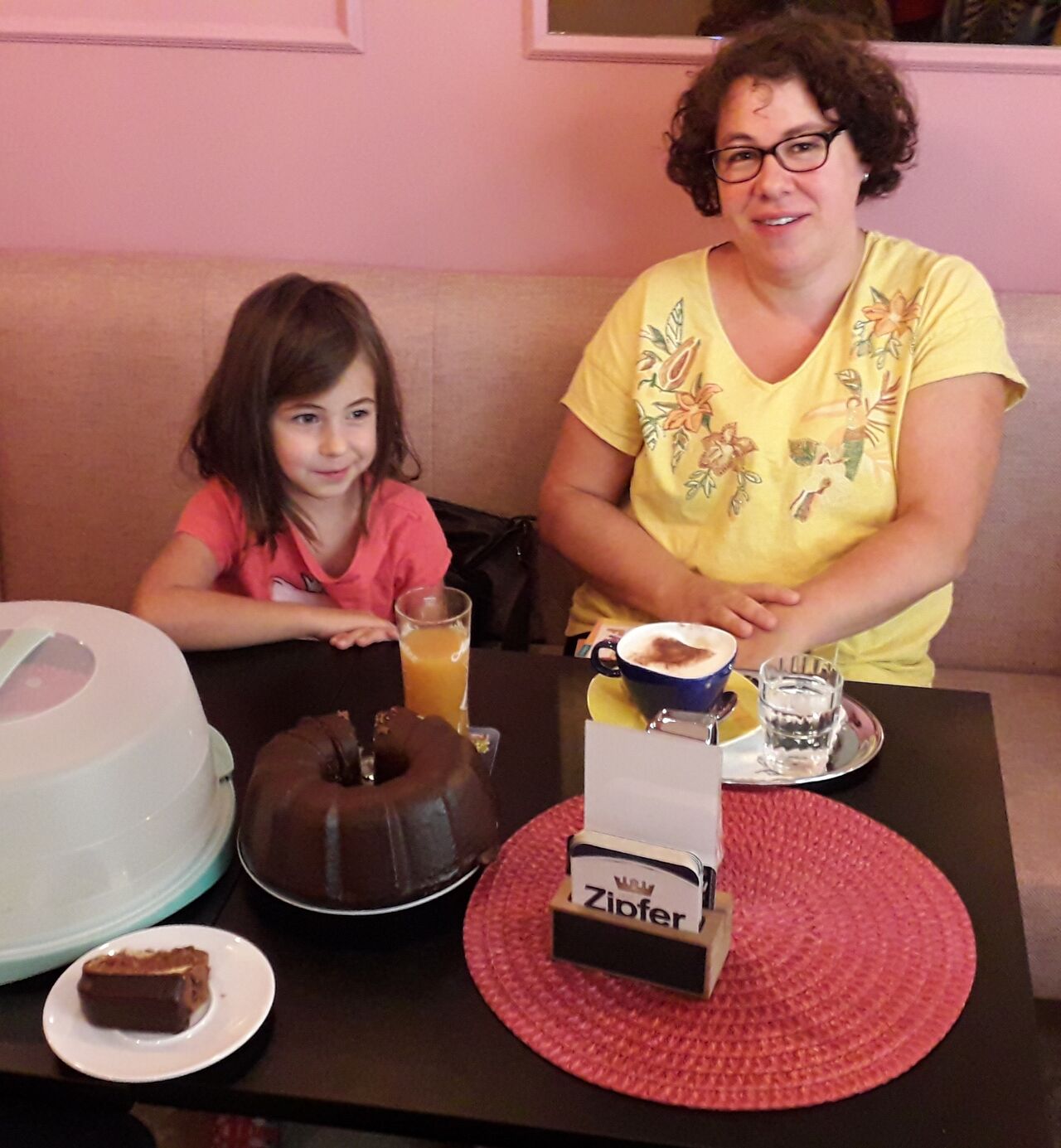 Enkelin Teresa mit Mama Ulli